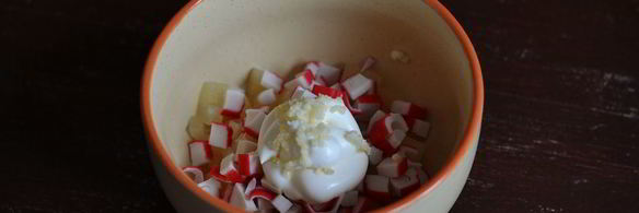 салат с крабовыми палочками и ананасами