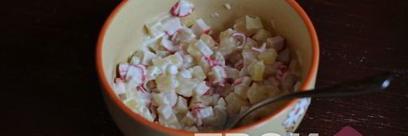 салат с крабовыми палочками и ананасами