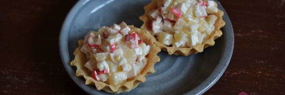 салат с крабовыми палочками и ананасами