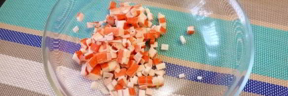 салат с крабовыми палочками и горошком