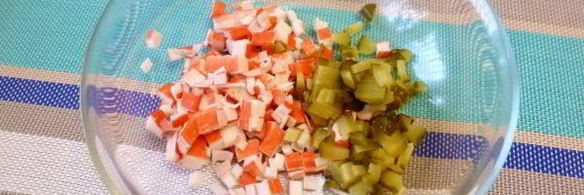 салат с крабовыми палочками и горошком