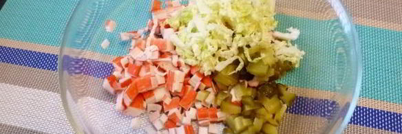 салат с крабовыми палочками и горошком