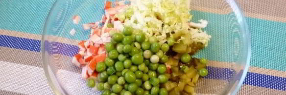 салат с крабовыми палочками и горошком