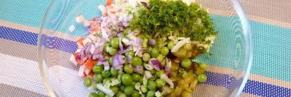 салат с крабовыми палочками и горошком