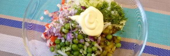 салат с крабовыми палочками и горошком