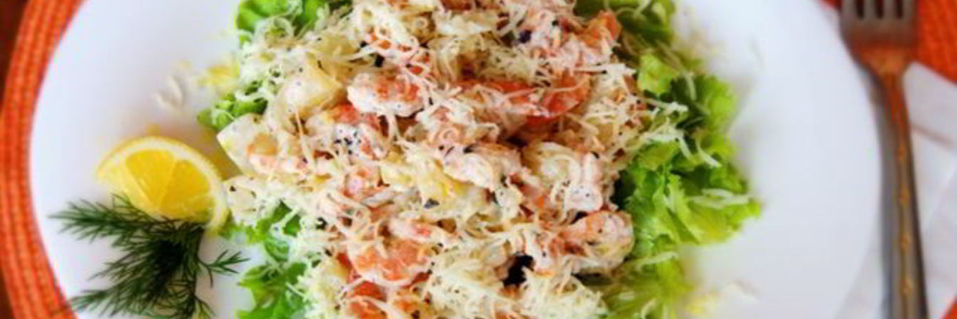 Салат с креветками, и ананасом, и сыром