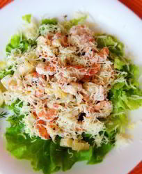 Салат с креветками, и ананасом, и сыром