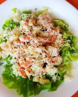 Салат с креветками, и ананасом, и сыром