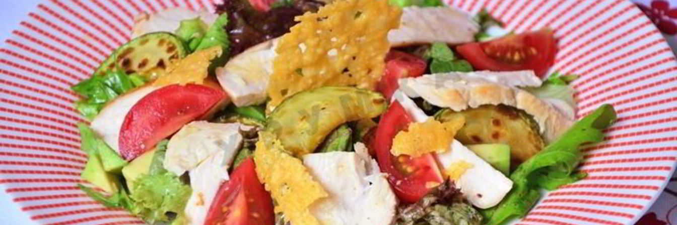 Салат с курицей авокадо и кабачком