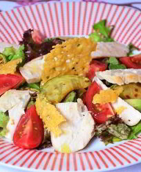 Салат с курицей авокадо и кабачком