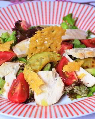 Салат с курицей авокадо и кабачком