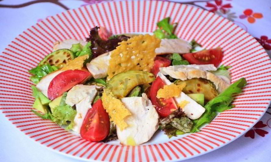 Рецепт салата с курицей авокадо и кабачком