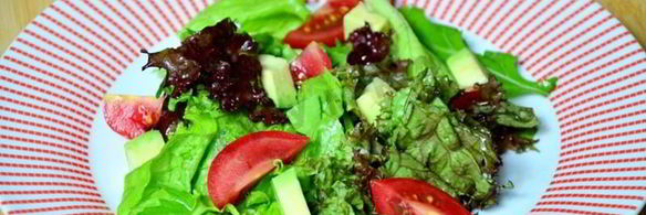 салат с курицей авокадо и кабачком