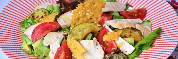 салат с курицей авокадо и кабачком