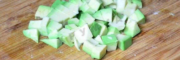 салат с курицей авокадо и кабачком