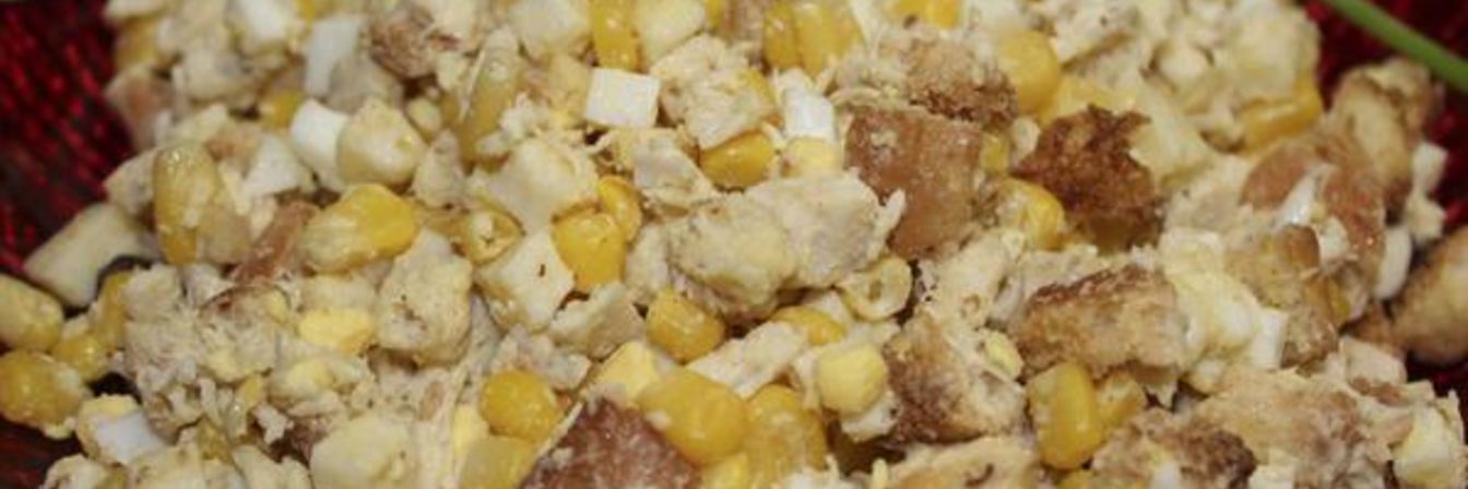 Салат с курицей, кукурузой, сухариками и сыром