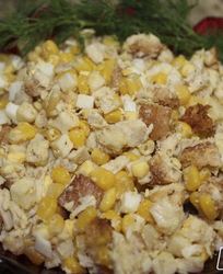 Салат с курицей, кукурузой, сухариками и сыром