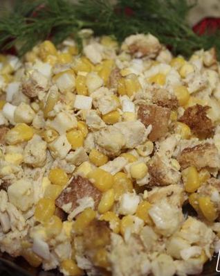 Салат с курицей, кукурузой, сухариками и сыром