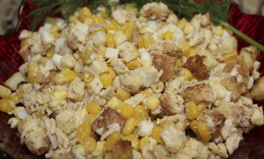 Рецепт салата с курицей, кукурузой, сухариками и сыром