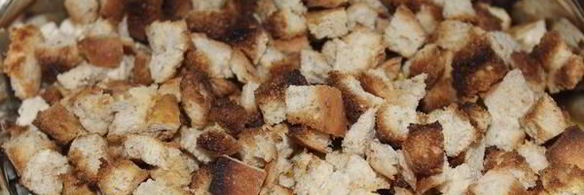 салат с курицей, кукурузой, сухариками и сыром