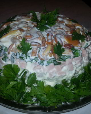 Салат с маринованными опятами и колбасой