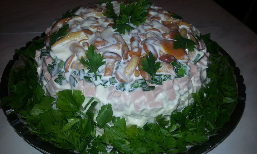 Рецепт салата с маринованными опятами и колбасой
