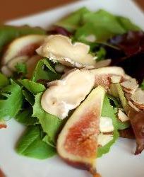 Салат с миндалем и инжиром