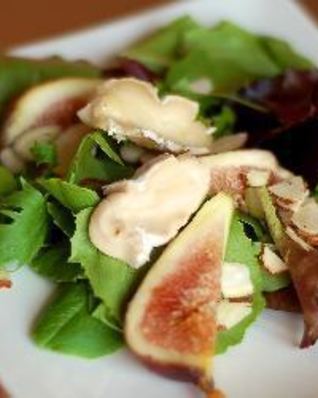 Салат с миндалем и инжиром