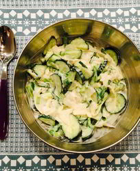 Салат с огурцами