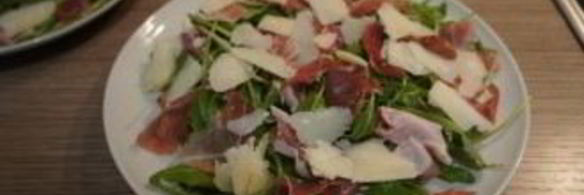 салат с пармской ветчиной