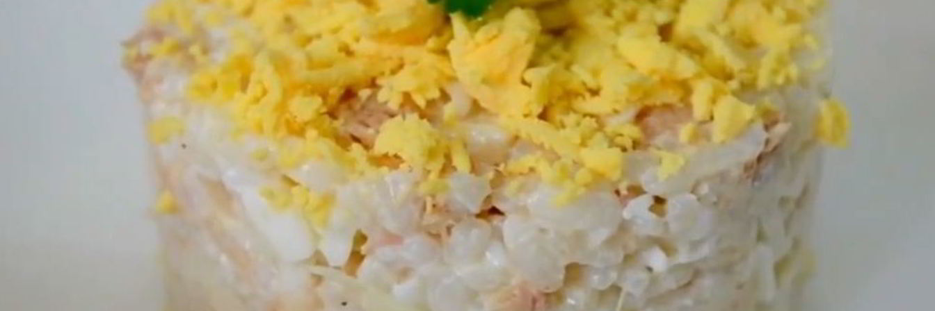 Салат с рисом и рыбными консервами