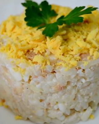 Салат с рисом и рыбными консервами