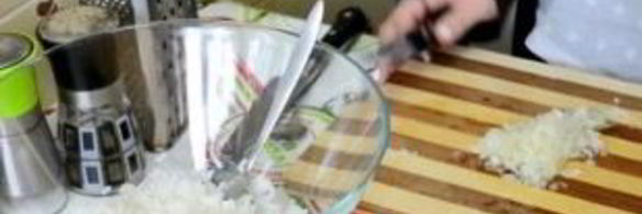 салат с рисом и рыбными консервами