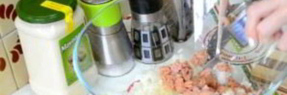 салат с рисом и рыбными консервами