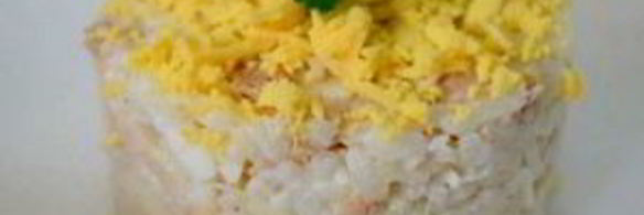 салат с рисом и рыбными консервами