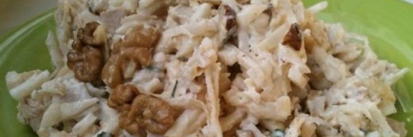 Салат с сельдереем, яблоком и курицей