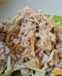 Салат с сельдереем, яблоком и курицей