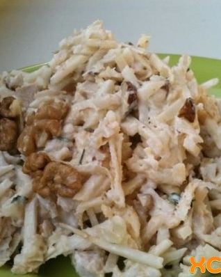 Салат с сельдереем, яблоком и курицей