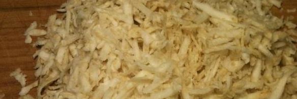 салат с сельдереем, яблоком и курицей