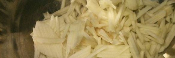 салат с сельдереем, яблоком и курицей