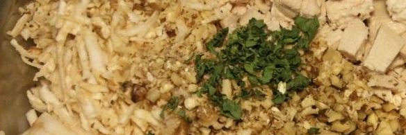 салат с сельдереем, яблоком и курицей