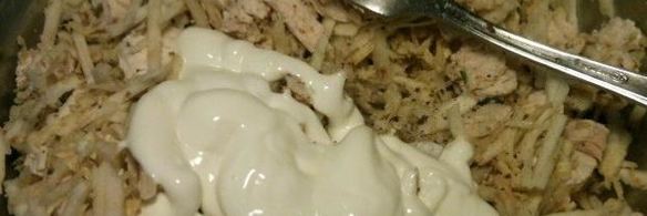 салат с сельдереем, яблоком и курицей