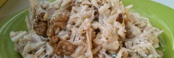 салат с сельдереем, яблоком и курицей
