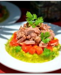 Салат с тунцом и авокадо