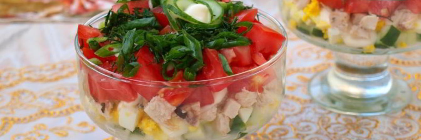 Салат с запеченной курицей, яйцом и свежими овощами