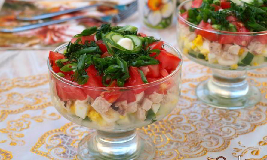 Рецепт салата с запеченной курицей, яйцом и свежими овощами