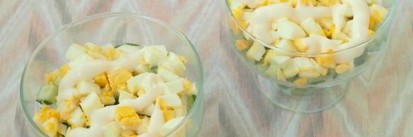 салат с запеченной курицей, яйцом и свежими овощами