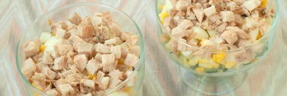 салат с запеченной курицей, яйцом и свежими овощами