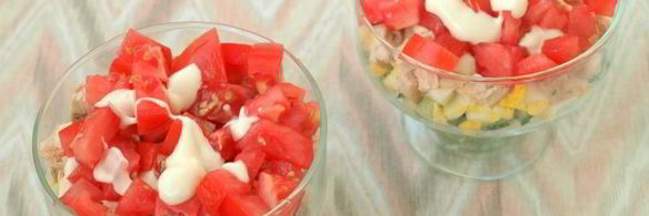 салат с запеченной курицей, яйцом и свежими овощами