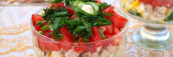 салат с запеченной курицей, яйцом и свежими овощами